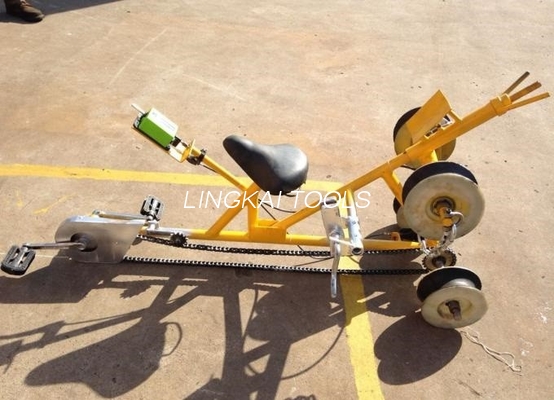 A linha aérea Bicycles a linha de transmissão ferramenta para dois condutores do pacote